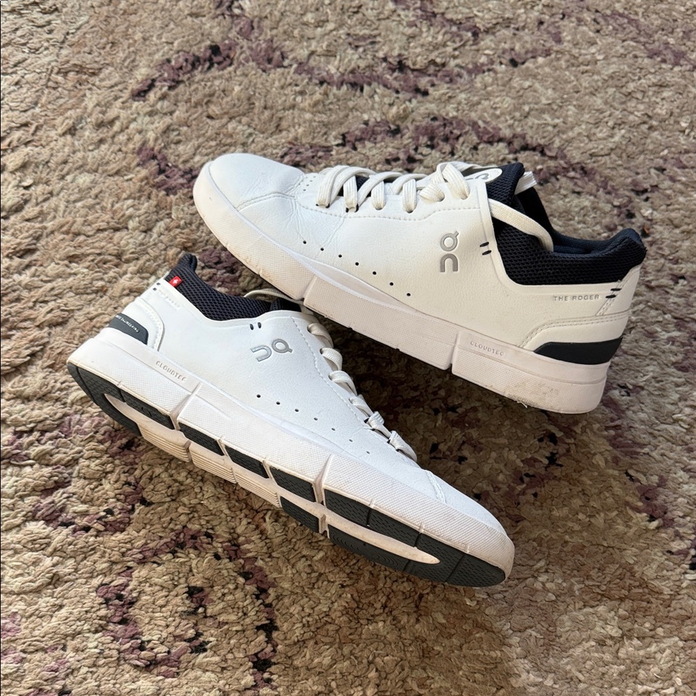 On The Roger Tennis Shoes in Navy and White 7.5